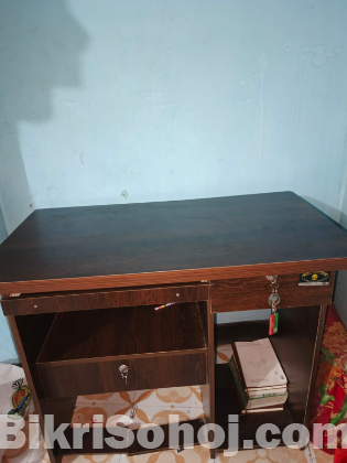 একটি কম্পিউটার টেবিল বিক্রি হবে